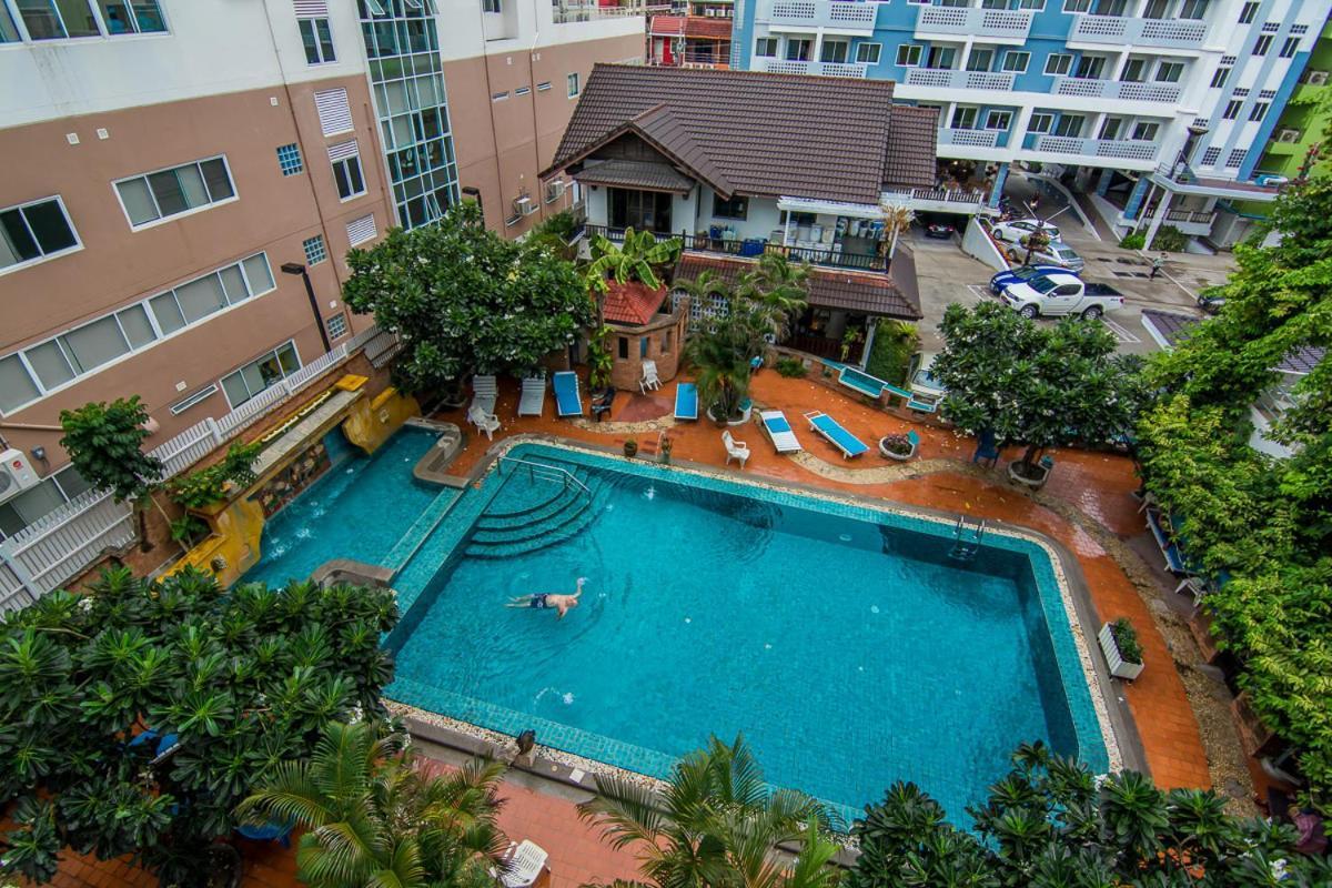 Sutus Court 7 Hotel Pattaya Buitenkant foto