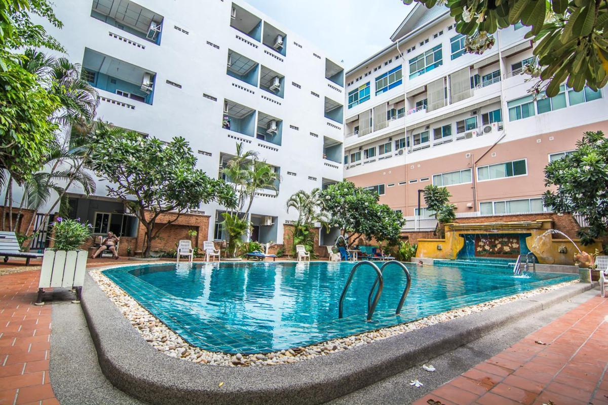 Sutus Court 7 Hotel Pattaya Buitenkant foto