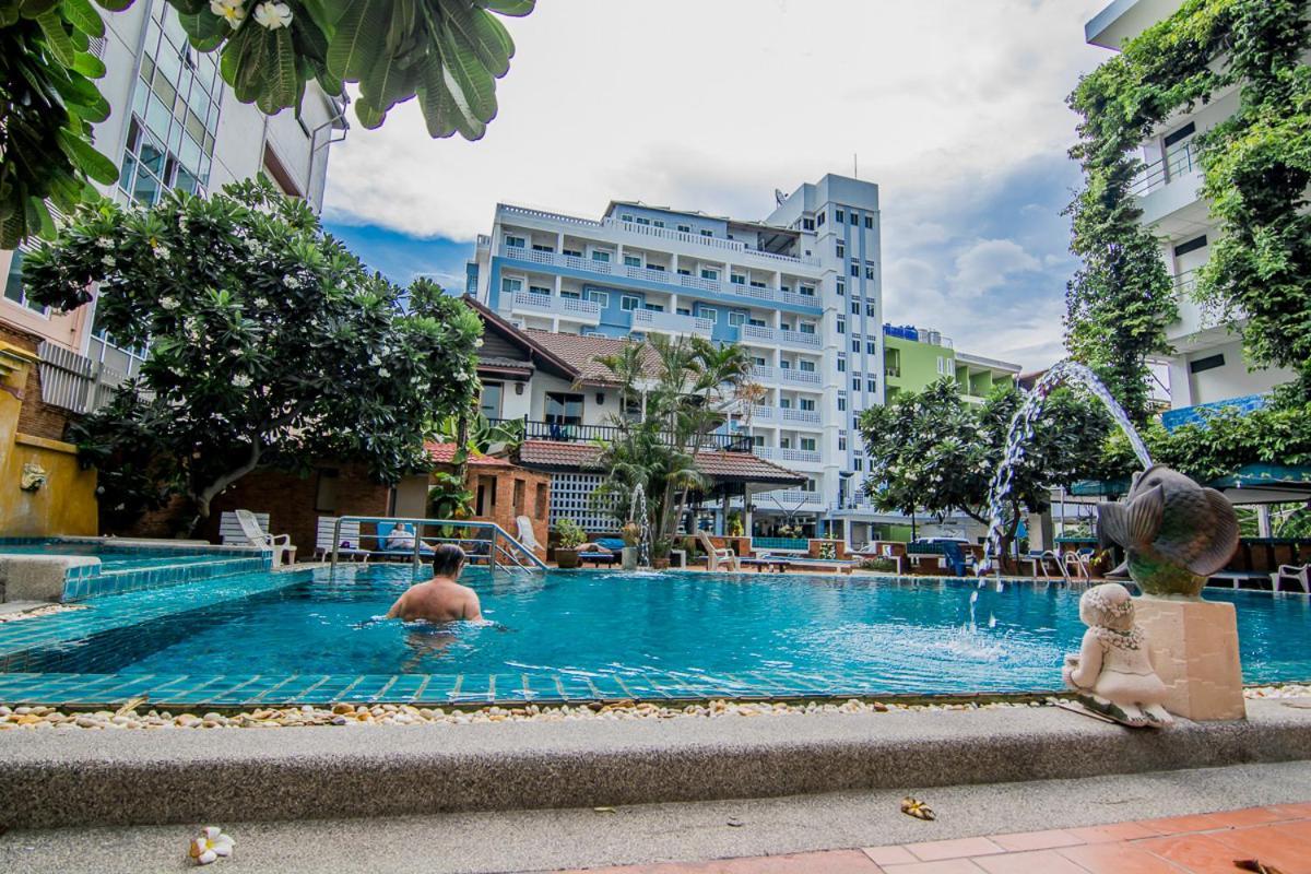 Sutus Court 7 Hotel Pattaya Buitenkant foto