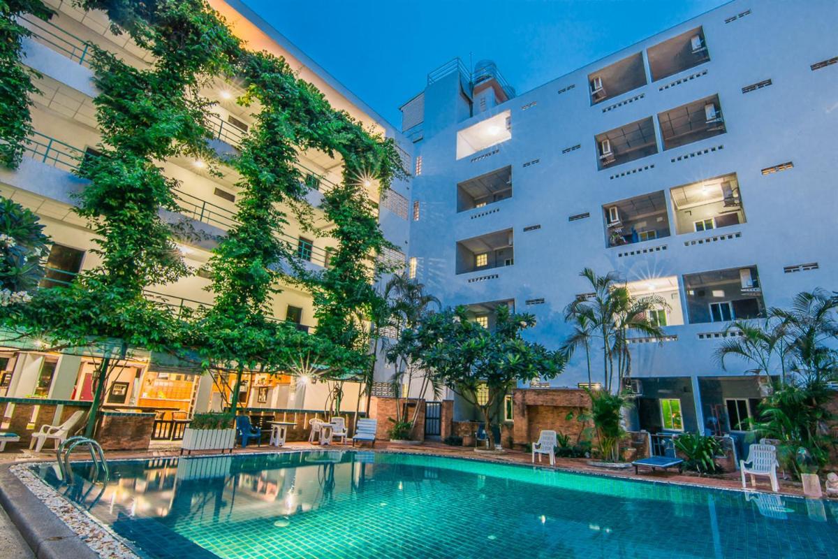 Sutus Court 7 Hotel Pattaya Buitenkant foto
