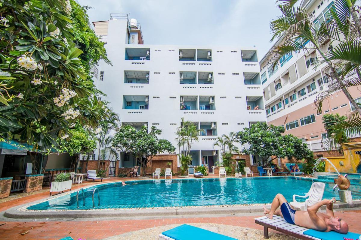 Sutus Court 7 Hotel Pattaya Buitenkant foto