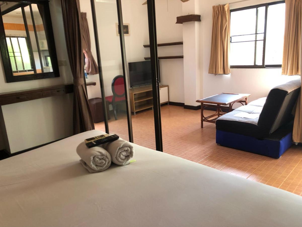 Sutus Court 7 Hotel Pattaya Buitenkant foto