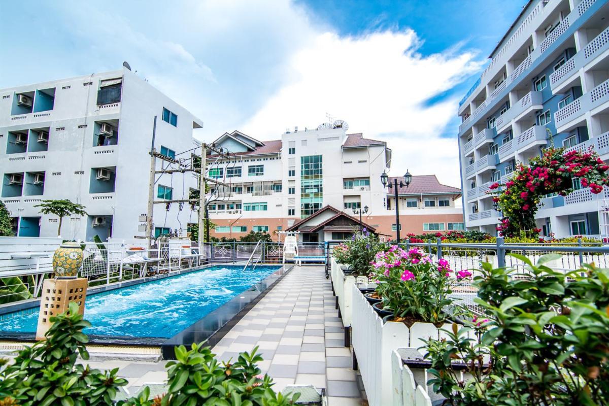 Sutus Court 7 Hotel Pattaya Buitenkant foto