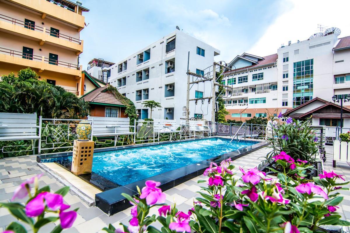 Sutus Court 7 Hotel Pattaya Buitenkant foto
